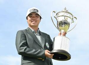 通算15アンダーでツアー初優勝を果たした細野勇策=蒲生GC