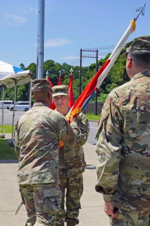 神奈川県の米陸軍キャンプ座間で開かれた在日米陸軍司令官の交代式で、部隊旗を受け取るジェームス・ドゥーガン准将(中央)=17日午前