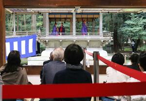 弥彦神社で「大々神楽」を鑑賞するツアー参加者＝弥彦村弥彦
