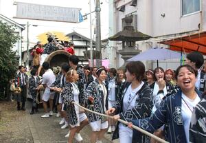 伝統行事「筒引き」でかけ声を上げる片貝若連合=小千谷市片貝町