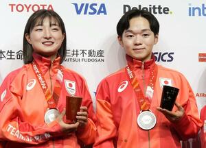 繰り上げで銀メダルとなった北京冬季五輪フィギュアスケート団体のメダル授与式を終え、記者会見で写真に納まる坂本花織（左）と鍵山優真＝２０２４年８月、パリ（共同）