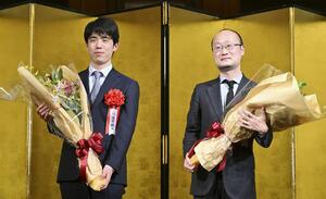 将棋の第48期棋王戦コナミグループ杯5番勝負の第1局を前に、開幕式で記念写真に納まる渡辺明棋王(右)と藤井聡太五冠=2月4日、長野市