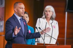 米連邦議会で記者会見する下院民主党トップのジェフリーズ院内総務=24日、ワシントン(共同)