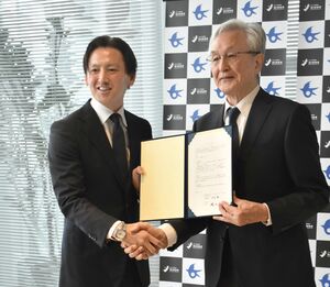 地域活性化起業人の調印式を結んだイードアの中村裕社長(左)と磯田達伸・長岡市長=4月18日、長岡市大手通2のミライエ長岡