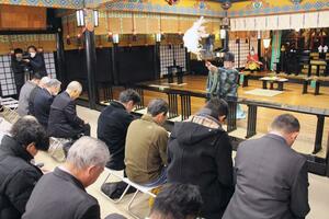 白山神社を参拝する新潟市民の会のメンバーら=2月24日、新潟市中央区