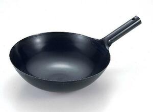 　サミット工業が製造している鉄鍋（同社提供）