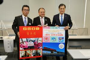 ツアー概要を説明した(左から)IRいしかわ鉄道の内田滋一社長、えちごトキめき鉄道の平井隆志社長、あいの風とやま鉄道の伍嶋二美男社長=6日、石川県庁(トキ鉄提供)