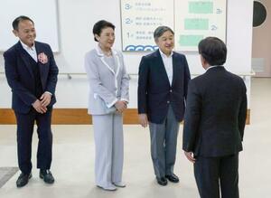 　愛媛県大洲市の長浜保健センターに到着された天皇、皇后両陛下＝１６日午後（代表撮影）