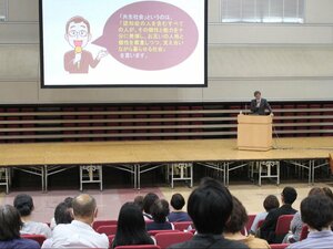 認知症患者の考え方や気持ちを、ゲームを通じて疑似体験したオレンジフォーラム=9月29日、三条市