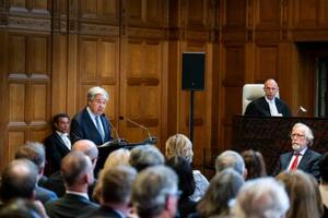 　国際司法裁判所（ＩＣＪ）で演説する国連のグテレス事務総長（左手前）＝１７日、オランダ西部ハーグ（ＩＣＪ提供・共同）