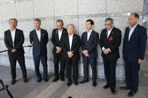 松本剛明総務相への要望後、取材に応じる地域医療連携推進協議会会長の米田徹糸魚川市長(中央)ら=7月23日、東京・霞が関