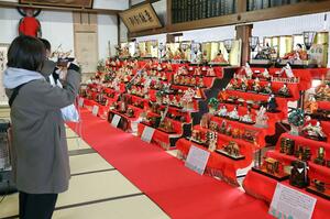 しばたひなびらきで市民らから寄付されたひな人形が並ぶ三光寺＝新発田市諏訪町２
