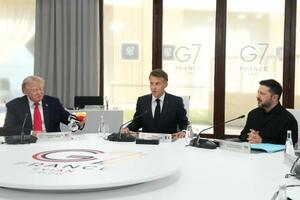 G7サミットの討議に臨む(左から)トランプ米大統領、フランスのマクロン大統領、ウクライナのゼレンスキー大統領=16日、フランス東部エビアン(AP=共同)