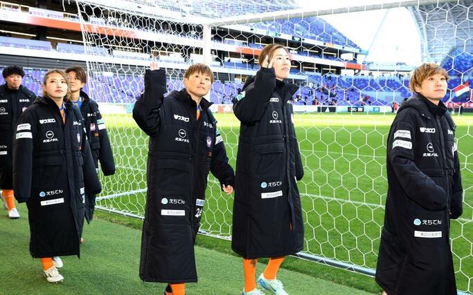 新潟Ｌ－三菱重工浦和　準優勝に終わり、スタンドにあいさつする新潟ＬのＭＦ上尾野辺めぐみ（右から３人目）ら＝広島市