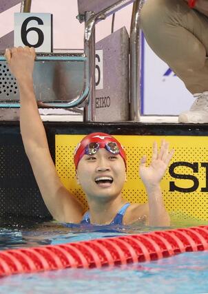 県選手団に向かって手を振る神田倫來（新潟第一高）＝滋賀県草津市