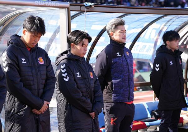 長野戦で黙とうする福島・三浦（右から２人目）ら＝とうスタ