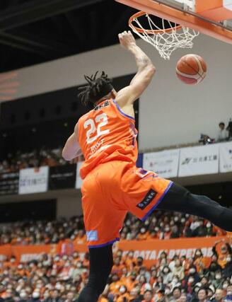 新潟-岡山 第4クオーター、ハントがダンクシュートを決め61-51=アオーレ長岡