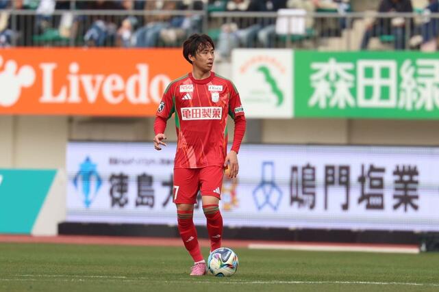 徳島－新潟　パスの相手を探すＤＦ舩木翔＝鳴門大塚