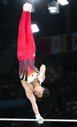 男子種目別鉄棒決勝　演技する岡慎之助＝パリ（共同）