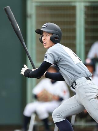 新発田中央－中越　６回２死二塁で勝ち越しの二塁打を放った中越の宮崎翔矢＝三条市パールスタ（写真映像部・大橋奎介）
