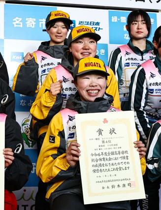 女子リレー 表彰式で笑顔を見せる4位の十日町の選手たち=2月11日、北海道名寄市