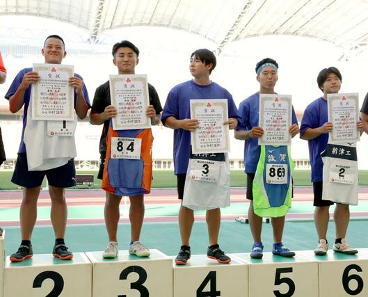 男子ハンマー投げ決勝　入賞した新潟の選手ら＝６月１３日、デンカビッグスワン