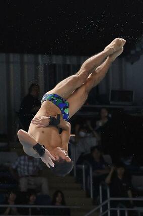 少年男子３メートル飛板飛込で３位入賞を果たした石沢遥斗（帝京長岡高）の２回目＝滋賀県草津市