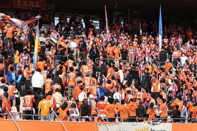 新潟-C大阪 試合前、FW太田修介、DF稲村隼翔の新しい応援歌を練習する新潟サポーター=ビッグスワン