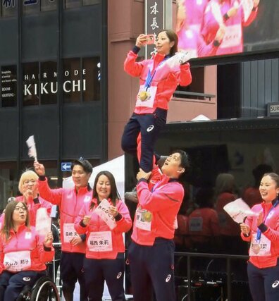 ミラノ・コルティナ五輪・パラリンピックの日本選手団による「応援感謝パレード」で、リフトを披露するフィギュアスケート・ペアの三浦璃来（上）、木原龍一組＝２５日午前、東京・日本橋