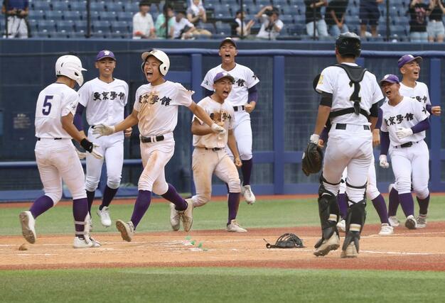 新津工－東京学館　九回、逆転のサヨナラ打を放った東京学館の大竹温斗（左から３人目）＝エコスタ