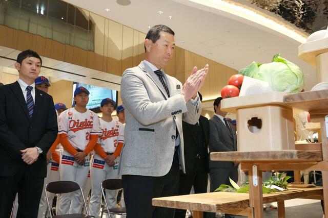 出陣式の神事でかしわ手を打つ桑田真澄ＣＢＯ＝１２日、新潟市中央区