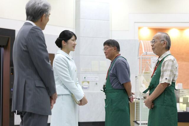 新潟市歴史博物館みなとぴあの視察でボランティアスタッフと言葉を交わされる天皇、皇后両陛下の長女愛子さま＝７日、新潟市中央区