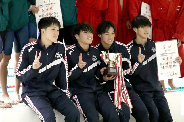 男子４００メートルメドレーリレー決勝　大会初優勝を飾った新潟＝長岡市