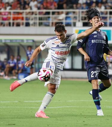 前半、ＭＦダニーロ・ゴメス（１７）がボレーシュートを放つも弾かれる