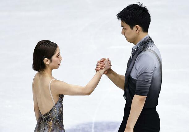 ペア・フリーの演技直前、手を握る三浦璃来（左）、木原龍一組＝ミラノ（共同）