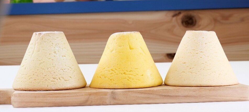 左：佐渡島メロンパンスペシャル（果汁入）　中：佐渡島メロンパンこがね（メイプル）　右：佐渡島メロンパン