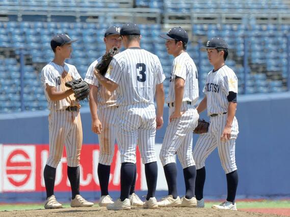 北越－新潟産大付　９回、ピンチを招きマウンドに集まる北越の選手たち＝エコスタ