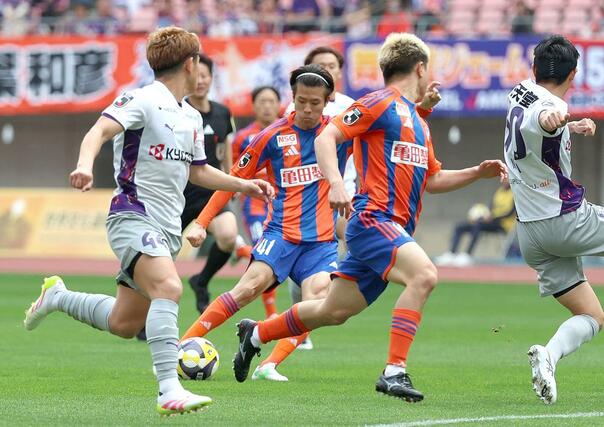 サッカーＪ１　新潟－京都　前半、長谷川元希（４１）がシュート＝デンカビッグスワン