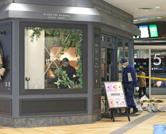 店舗を調べる県警の捜査員ら＝１６日、新潟市中央区万代１