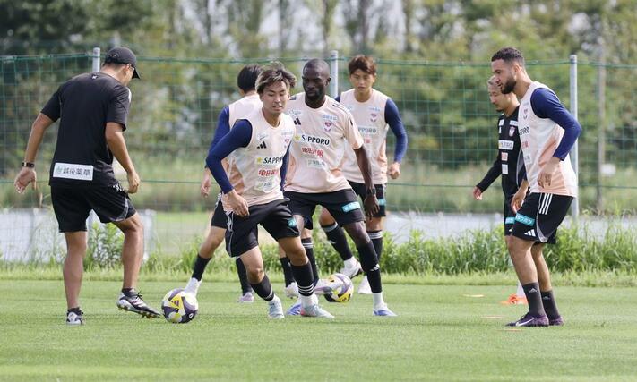 練習するDF舩木翔(中央)ら=聖籠町