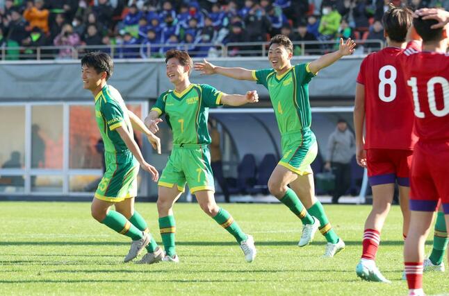 後半41分、チーム5点目を決め喜ぶMF内田昊(左)がシュートを決め、5-0=12月29日、さいたま市大宮区のNACK5スタジアム大宮