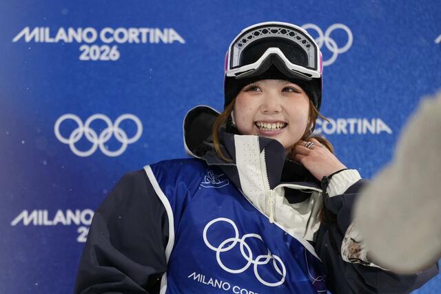 女子ハーフパイプ決勝　１回目を終えて笑顔を見せる工藤璃星＝リビーニョ（共同）