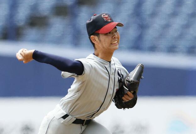 長野商業－関根学園　５回表途中２番手で登板し、力投する鈴木興丞＝エコスタ