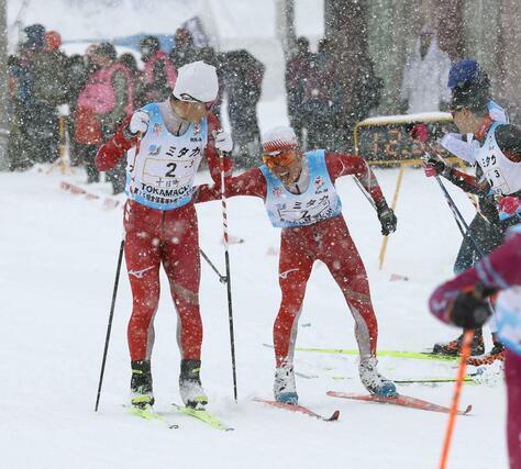 男子リレー　十日町の２走岡田幸輝が３位で３走丸山由利につなぐ＝８日、十日町市の吉田クロスカントリー競技場