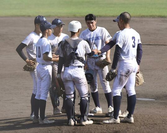 小出－見附　八回表、ピンチの局面にマウンドに集まる見附の選手＝柏崎市佐藤池球場