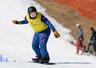 　スノーボード女子スノーボードクロス下肢障害準決勝で滑走する坂下恵里＝８日、イタリア・コルティナダンペッツォ（共同）