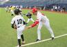 元プロ野球選手らによる子ども向けの野球教室=18日、新潟市中央区