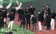 試合前、グランドに集まる巨人の投手陣＝２６日、東京ドーム