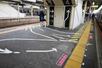 　社員の発案でＪＲ四条畷駅ホームの床面に描かれた、人の流れを誘導する矢印＝大阪府大東市