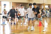 失敗恐れず挑戦を！Ｂリーグ選手らが柏崎市でバスケットボール教室　中学生がプロのスキルや心構え学ぶ